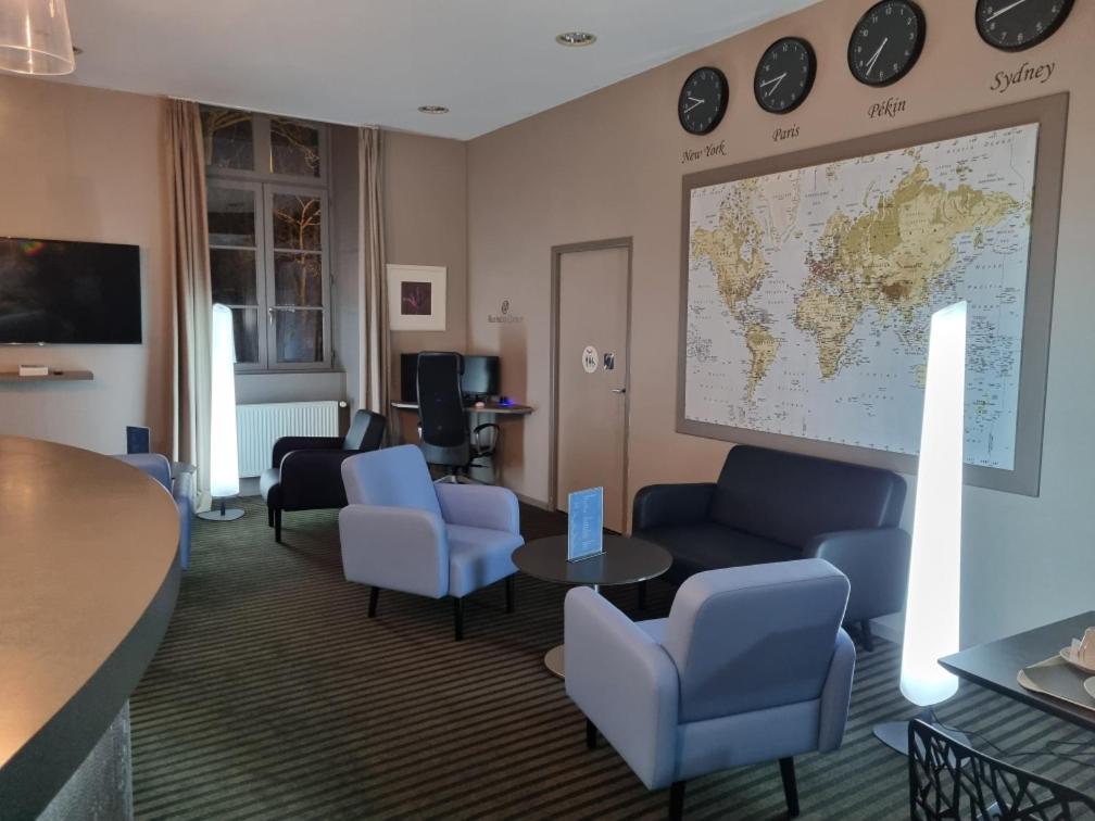 TV a/nebo společenská místnost v ubytování Brit Hotel Spa Le Connetable