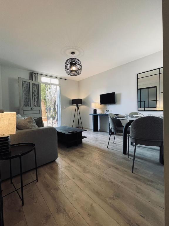 un salon avec un canapé et une table dans l'établissement Appartement avec Terrasse - Palais Historique à Nice, à Nice