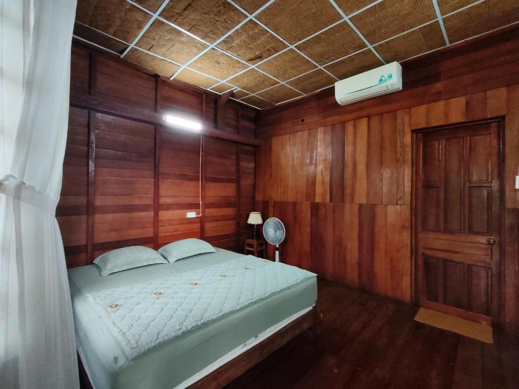 Postel nebo postele na pokoji v ubytování Rooster Mekong Resort
