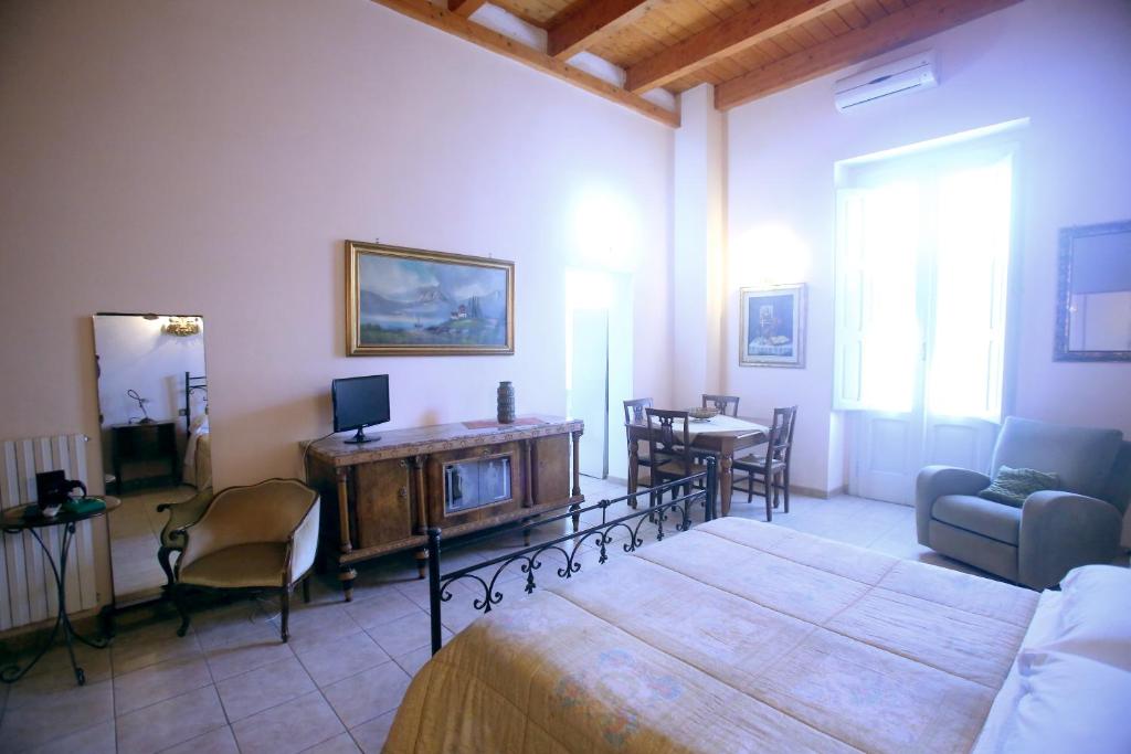 Televízia a/alebo spoločenská miestnosť v ubytovaní B&B Germinario