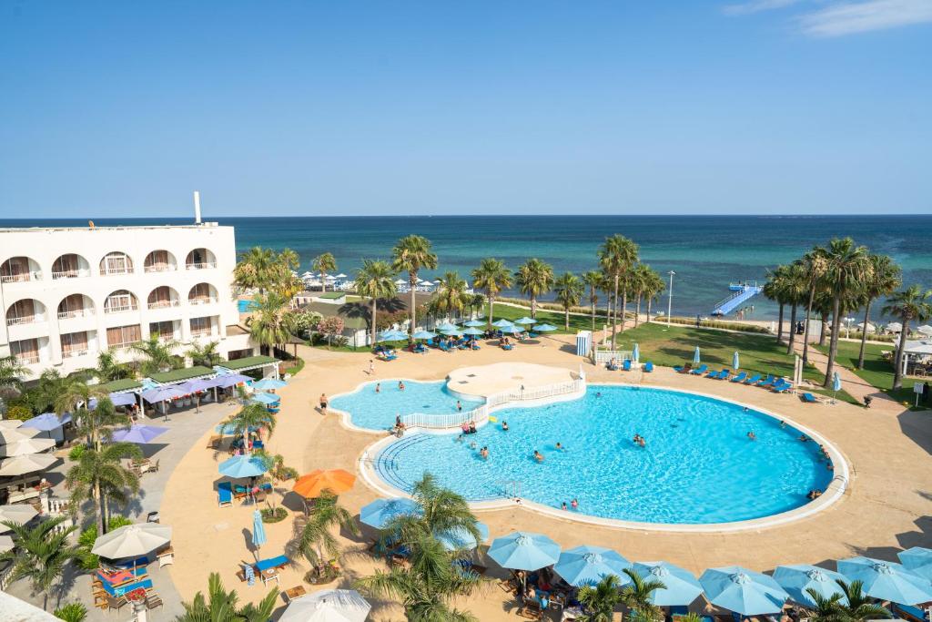 Bazén v ubytování Khayam Garden Beach Resort & Spa nebo v jeho okolí