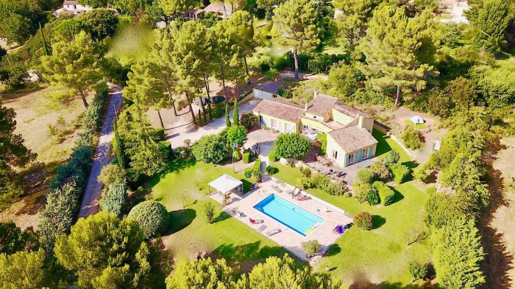 une vue aérienne d'une maison avec piscine dans l'établissement Villa 4 bedrooms for 8 People with Heated Pool 4km from Aix Center, Agarrus Aix, à Aix-en-Provence