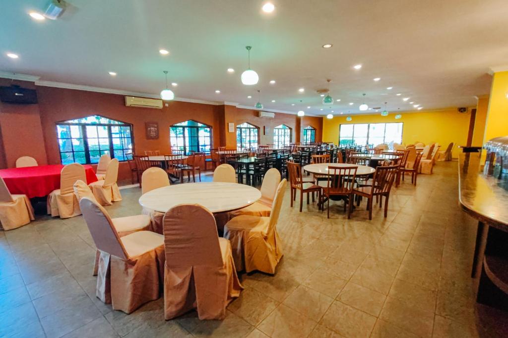 Restaurace v ubytování Virgo Batik Resort Teluk Batik Lumut