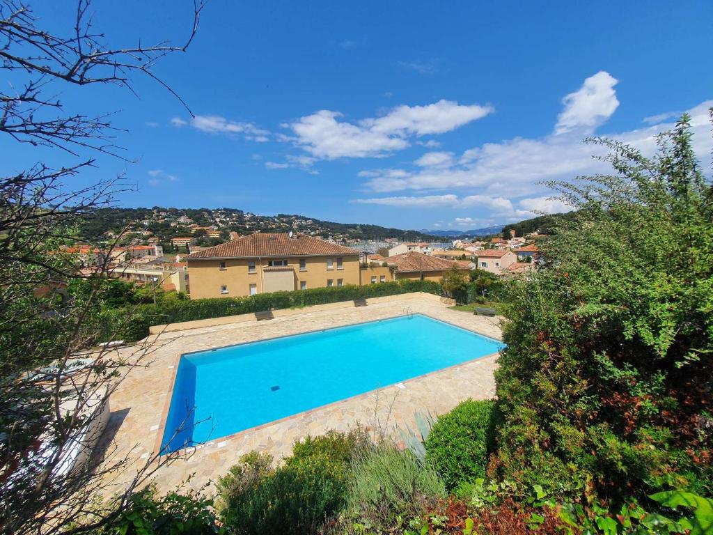 une piscine devant une maison dans l'établissement Bel appartement 1 chambre, WIFI, vue mer, tout à pied, à Saint-Mandrier-sur-Mer