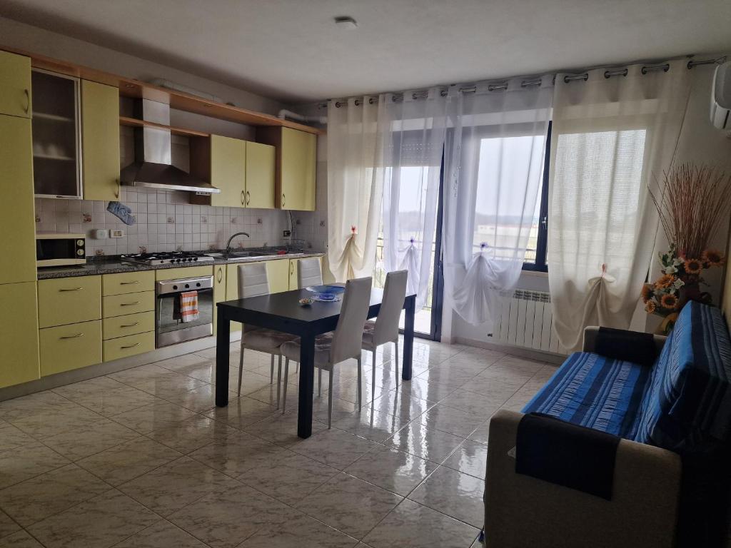 A kitchen or kitchenette at Appartamento Divino Tramonto