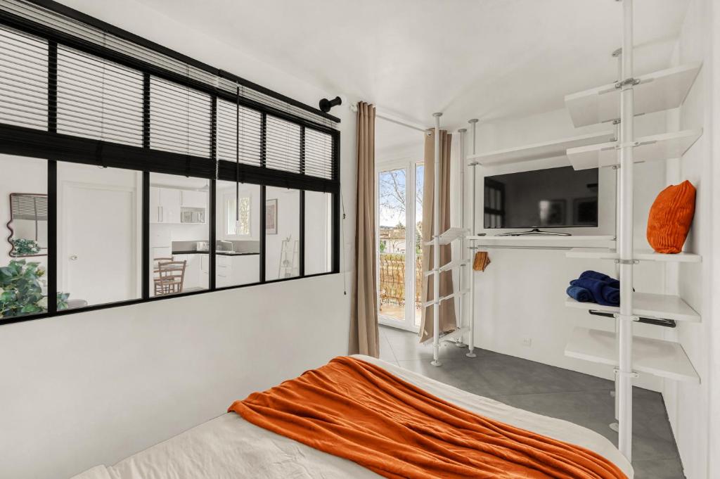 - une chambre avec des murs blancs et une grande fenêtre dans l'établissement Le Canal Ocre - Netflix - Parking Couvert, à Toulouse