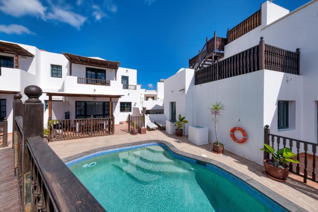 Πισίνα στο ή κοντά στο Casa Hibiscus - Shared Pool and BBQ - Close to Seafront Promenade By Lanzarote Vacation Homes