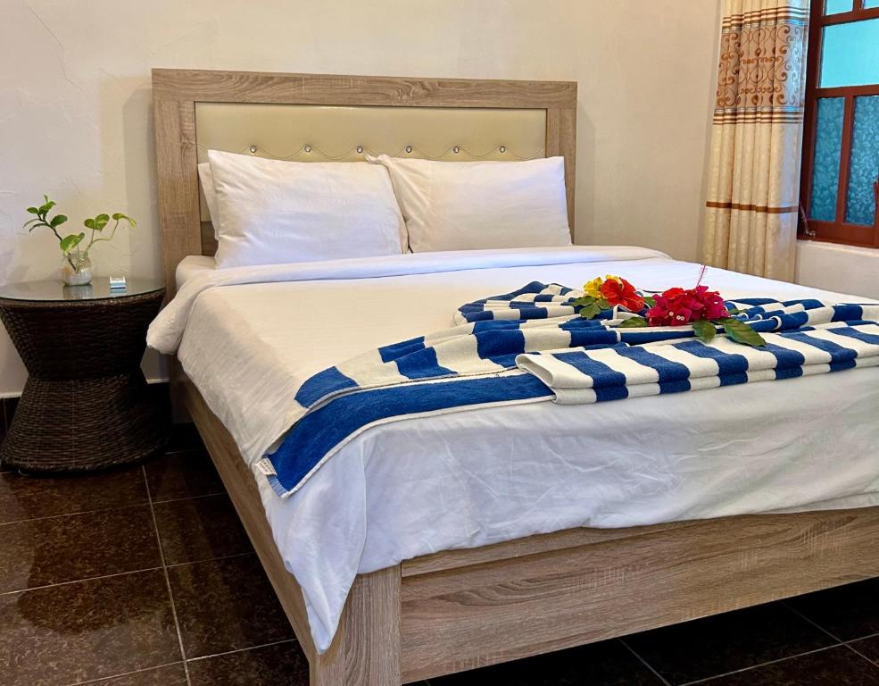 Postel nebo postele na pokoji v ubytování Dhangethi Retreat