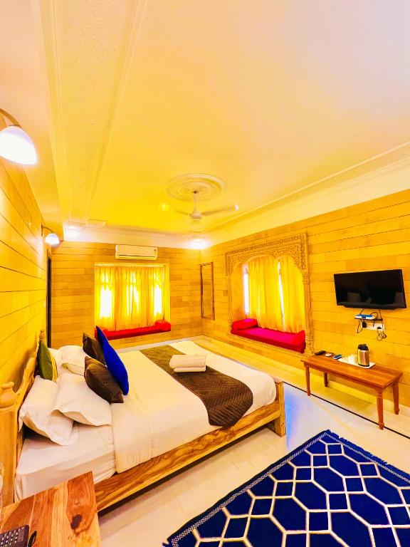 Postel nebo postele na pokoji v ubytování Garh Villa Jaisalmer