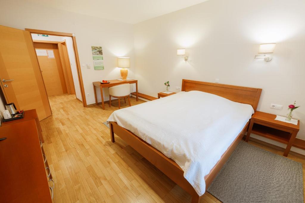 Postel nebo postele na pokoji v ubytování Pri Žabarju Bed & Breakfast Ljubljana
