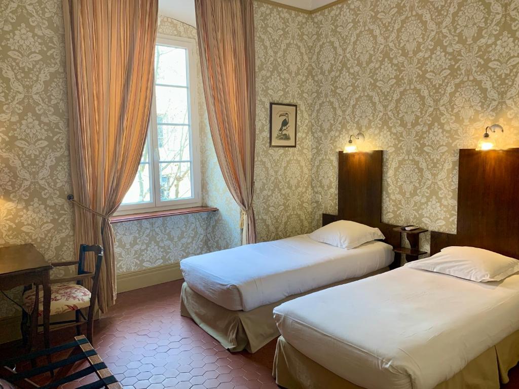 Postel nebo postele na pokoji v ubytování Hotel Central Bastia