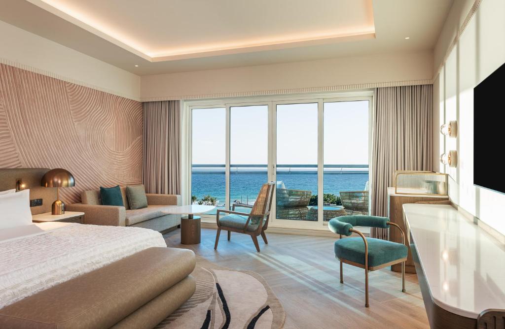 Postel nebo postele na pokoji v ubytování Le Meridien Al Aqah Beach Resort