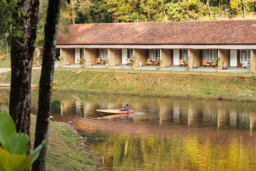 Výhled na řeku, která protéká v blízkosti rezortu