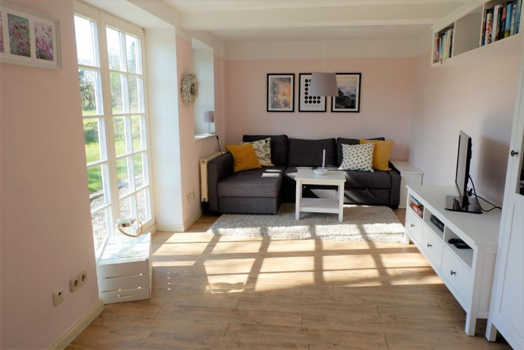 Posezení v ubytování Ferienhaus Poseby - strandnah & im Grünen mit Kamin