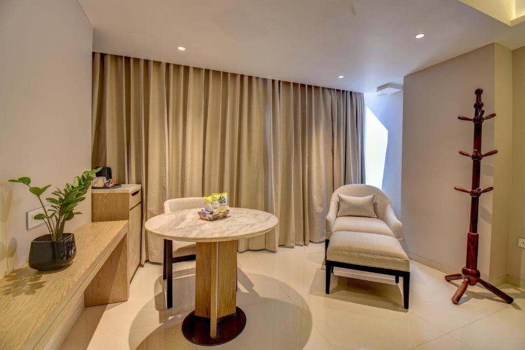Posezení v ubytování THE SSK Solitaire , Boutique Hotel and SPA