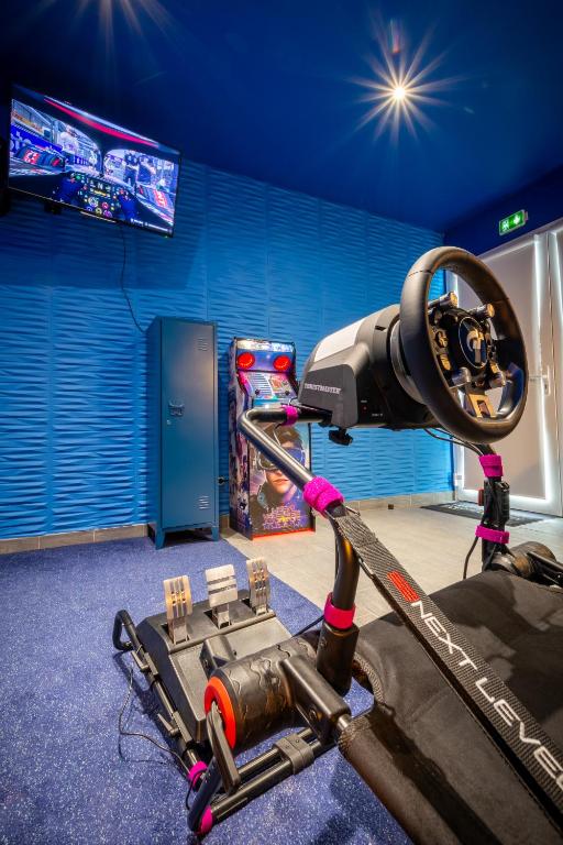 a room with a camera on a machine at M&V Resort Camping in Langrune-sur-Mer