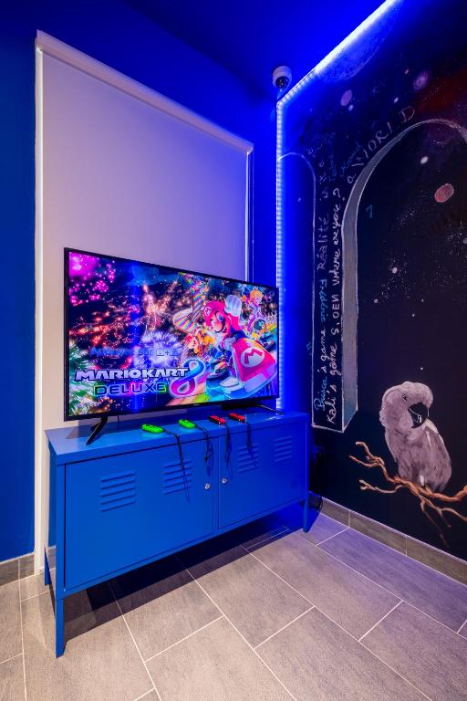 a blue entertainment center with a flat screen tv at M&V Resort Camping in Langrune-sur-Mer