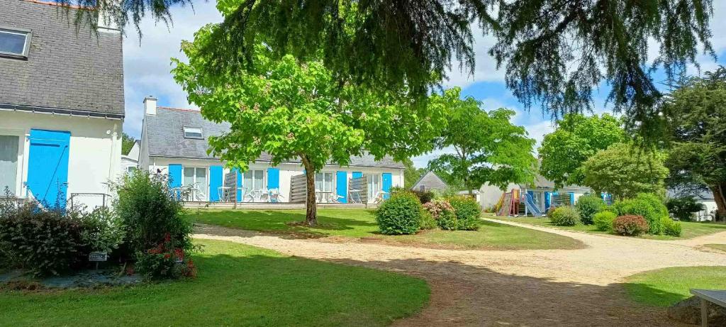 a row of houses with blue doors at Village vacances Kerfetan in Landaul