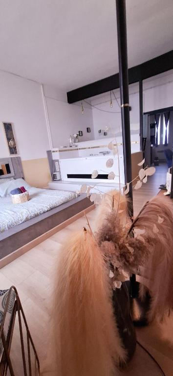 - un salon avec un lit et une grande suite dans l'établissement Centre ville cosy 33m2, à Montpellier