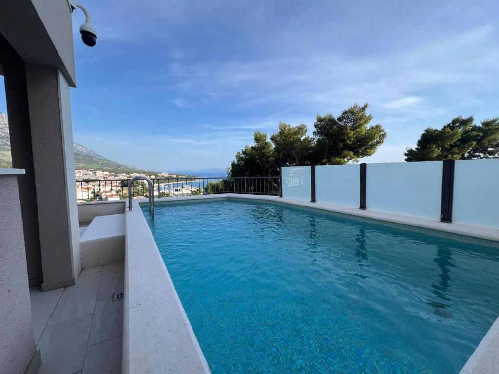 バシュカ・ヴォダにあるBlue Heaven apartmentの建物の横にあるプール