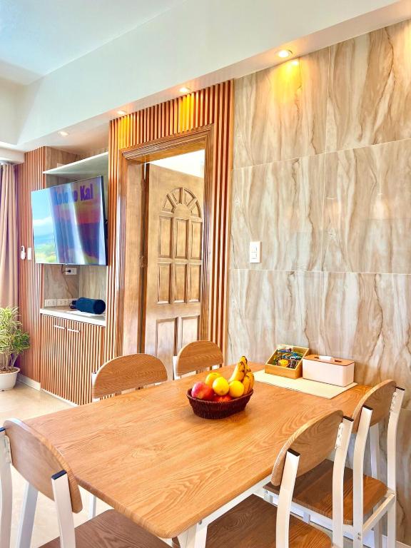 TV a/nebo společenská místnost v ubytování La Mirada Deluxe Suites with Oceanview