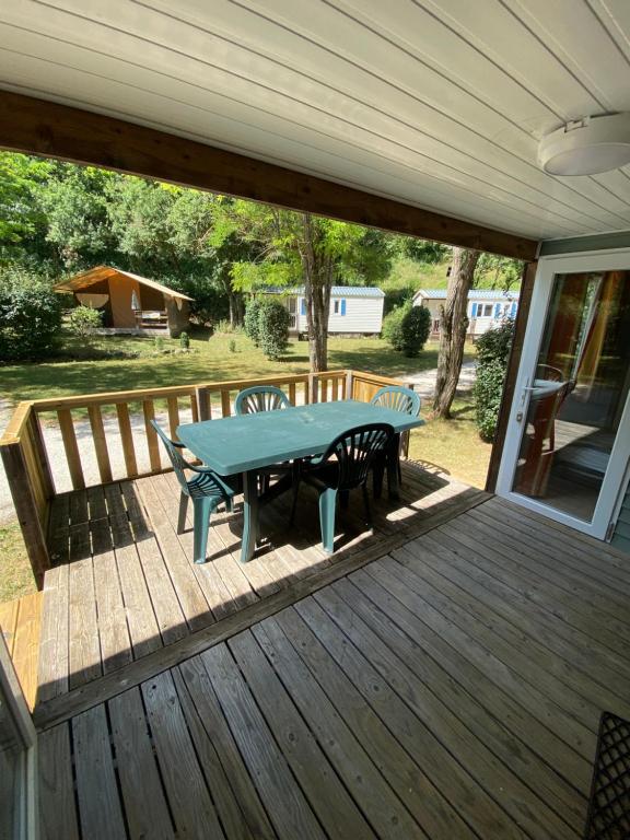 un patio avec une table et des chaises sur une terrasse dans l'établissement Camping L Eden Road, à Castellane