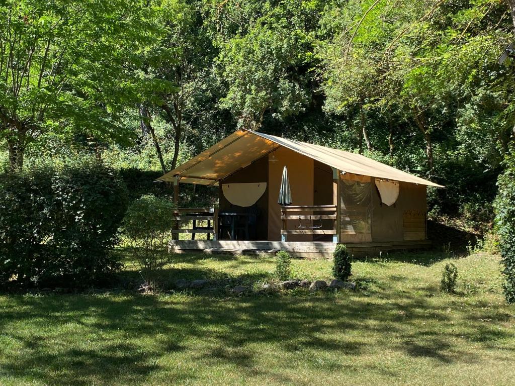 une petite tente avec un toit dans un champ dans l'établissement Camping L Eden Road, à Castellane