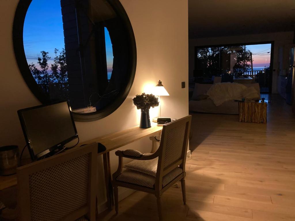 Televízia a/alebo spoločenská miestnosť v ubytovaní Villa l'Alpana en bois vue mer a 180 degres