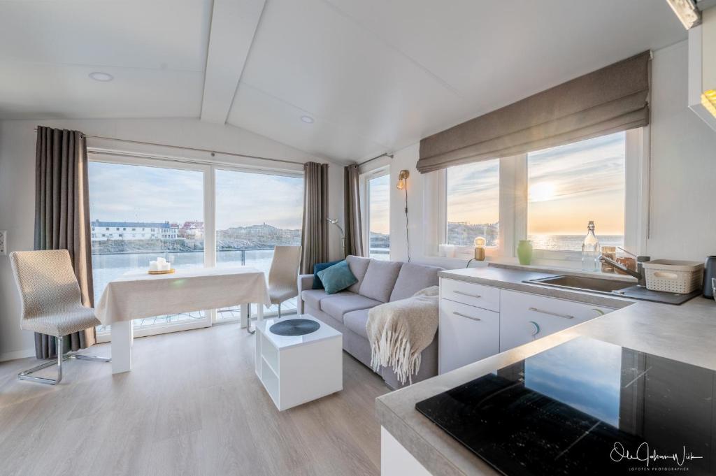 Χώρος καθιστικού στο Henningsvær Seaside Top Apartment