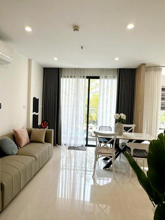 ein Wohnzimmer mit Sofa und Tisch in der Unterkunft Shi House -2BR Bulding S903- Netflix & Balcony Q9 in Long Bình