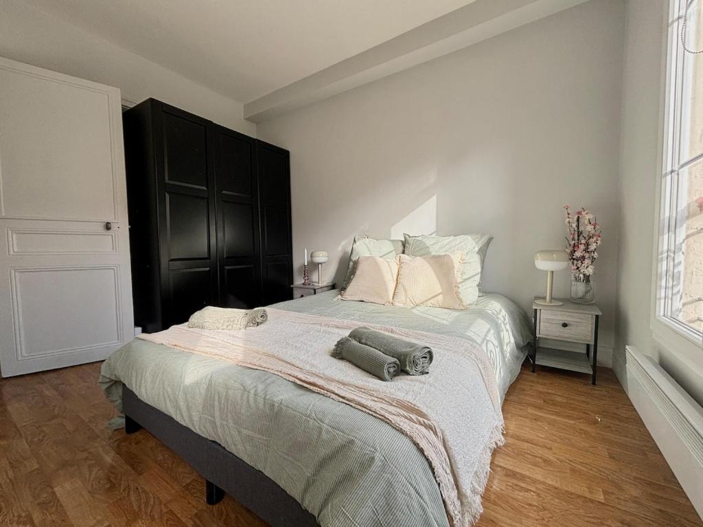 - une chambre avec un grand lit et un sac dans l'établissement Appartement 4 Guests Arras, à Paris