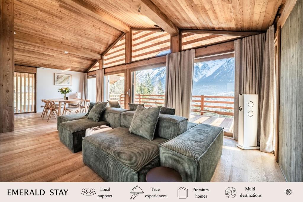 ein Wohnzimmer mit Sofa und Tisch in der Unterkunft Chalet Foxden, Les Houches Chamonix - by EMERALD STAY in Les Houches