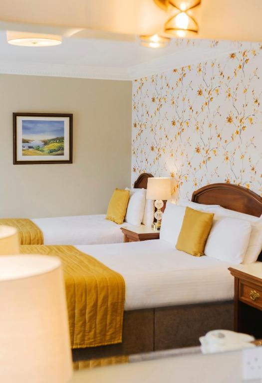 Postel nebo postele na pokoji v ubytování Central Hotel Donegal
