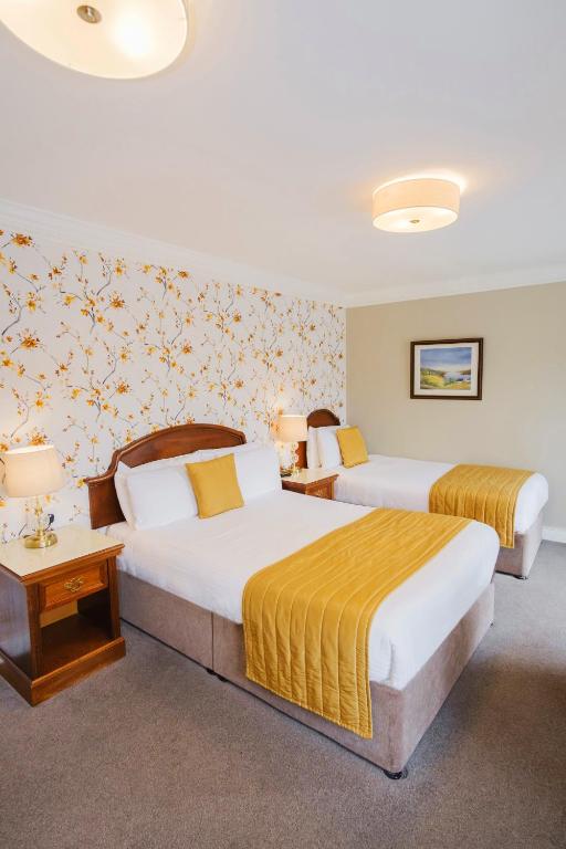 Postel nebo postele na pokoji v ubytování Central Hotel Donegal