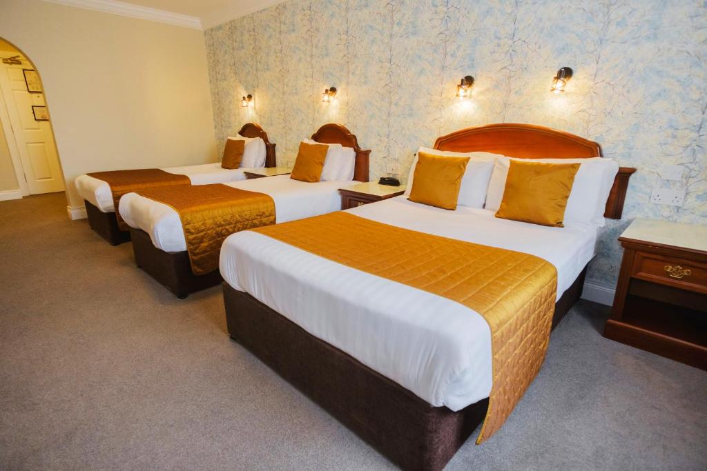 Postel nebo postele na pokoji v ubytování Central Hotel Donegal