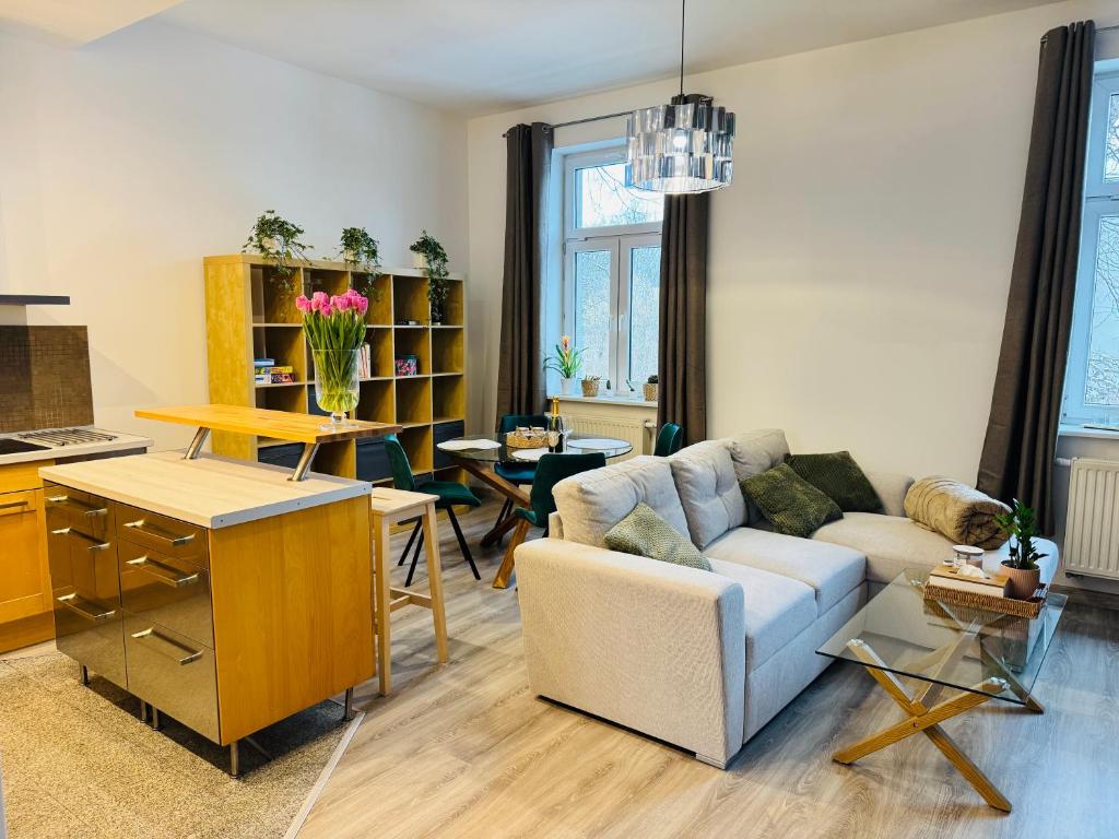 una sala de estar con un sofá y una mesa en Pępek Ustronia, en Ustroń