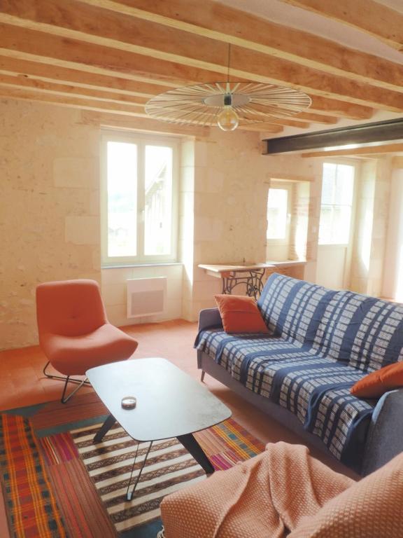 un salon avec un canapé et une table dans l'établissement Peace and quiet, à Coutures