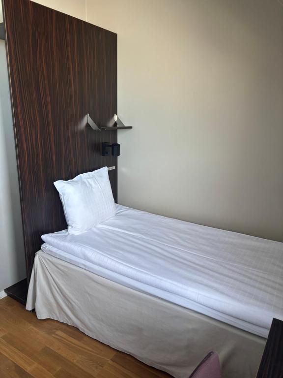 Postel nebo postele na pokoji v ubytování Hotell Fyrislund