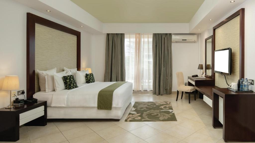 Postel nebo postele na pokoji v ubytování Peninsula Hotel Dar Es Salaam
