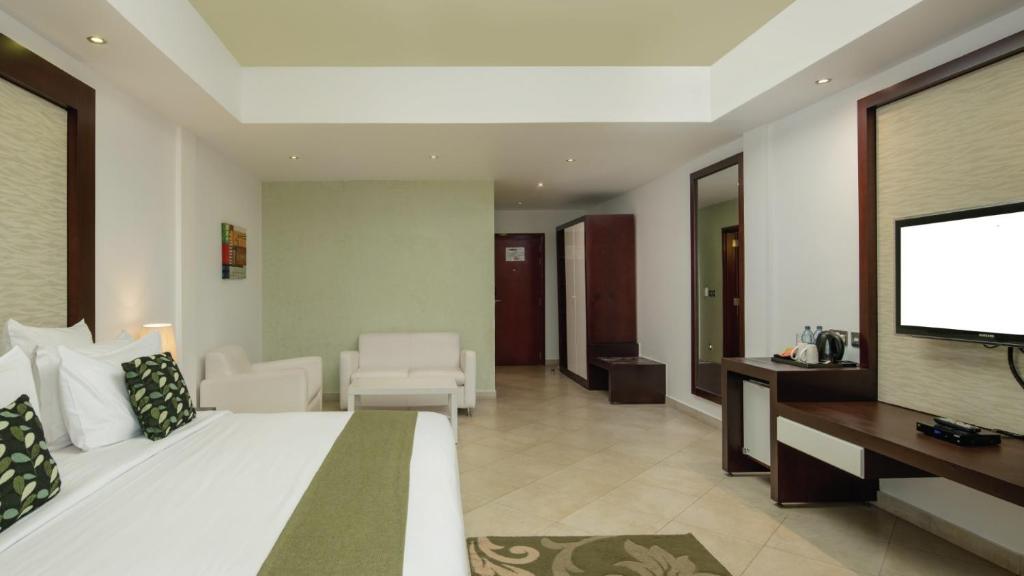TV a/nebo společenská místnost v ubytování Peninsula Hotel Dar Es Salaam