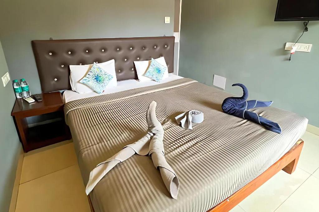 Postel nebo postele na pokoji v ubytování YogiTree Beach Resort & Cafe - 100m from Morjim Beach