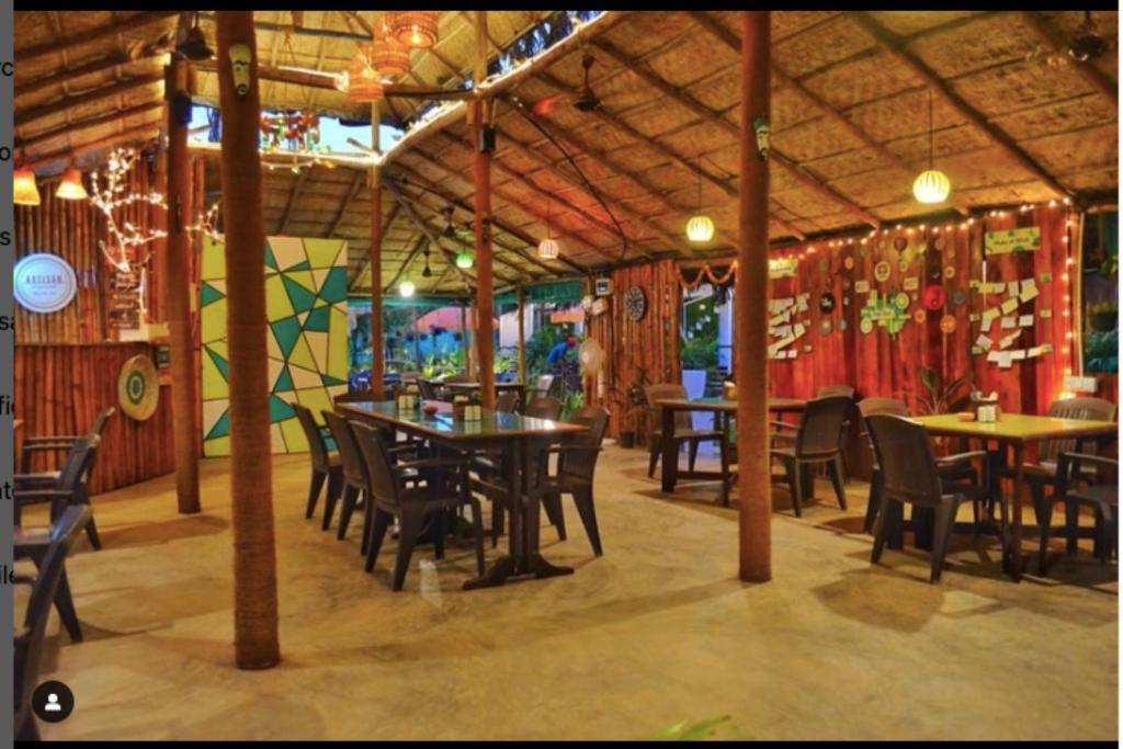 Restaurace v ubytování YogiTree Beach Resort & Cafe - 100m from Morjim Beach