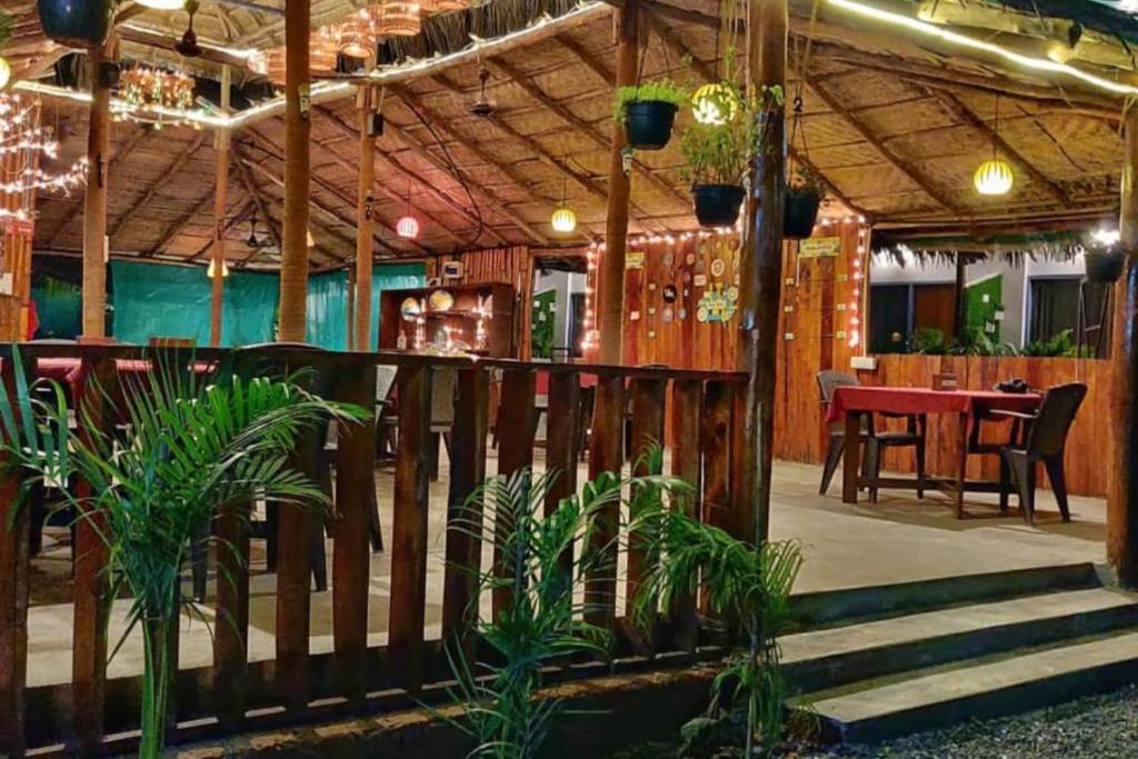 Restaurace v ubytování YogiTree Beach Resort & Cafe - 100m from Morjim Beach