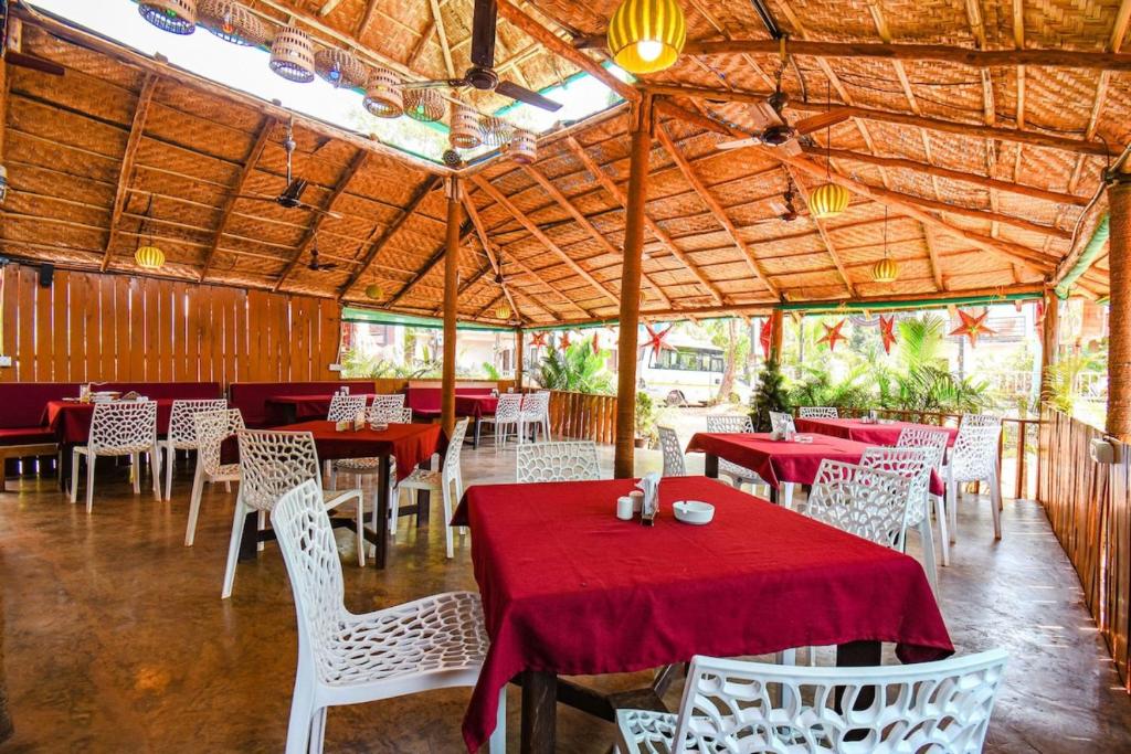 Restaurace v ubytování YogiTree Beach Resort & Cafe - 100m from Morjim Beach