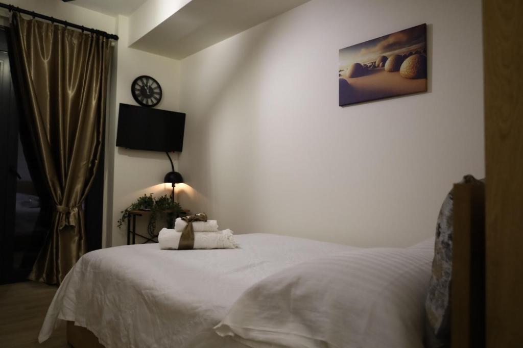 Postel nebo postele na pokoji v ubytování xanthi BnB1