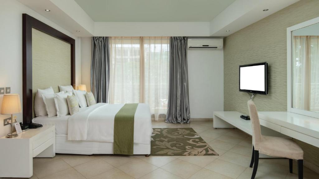 Postel nebo postele na pokoji v ubytování Peninsula Hotel Dar Es Salaam