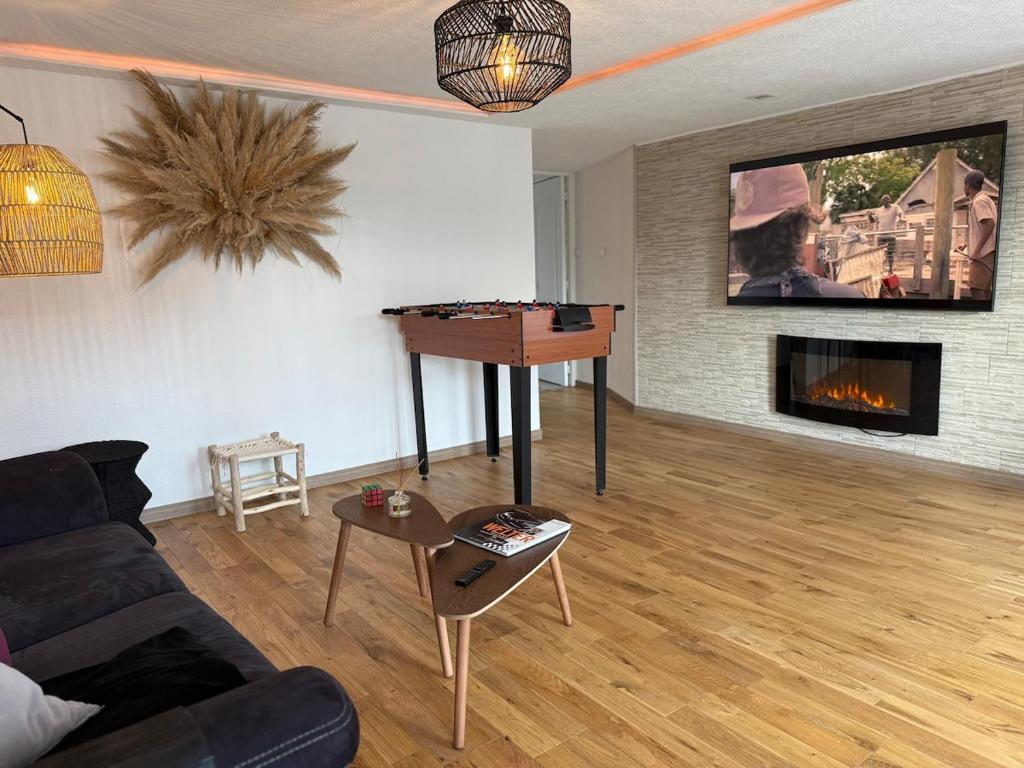 un salon avec une table et une cheminée dans l'établissement La Bohème-proche Stellantis-Technoland, à Vieux-Charmont