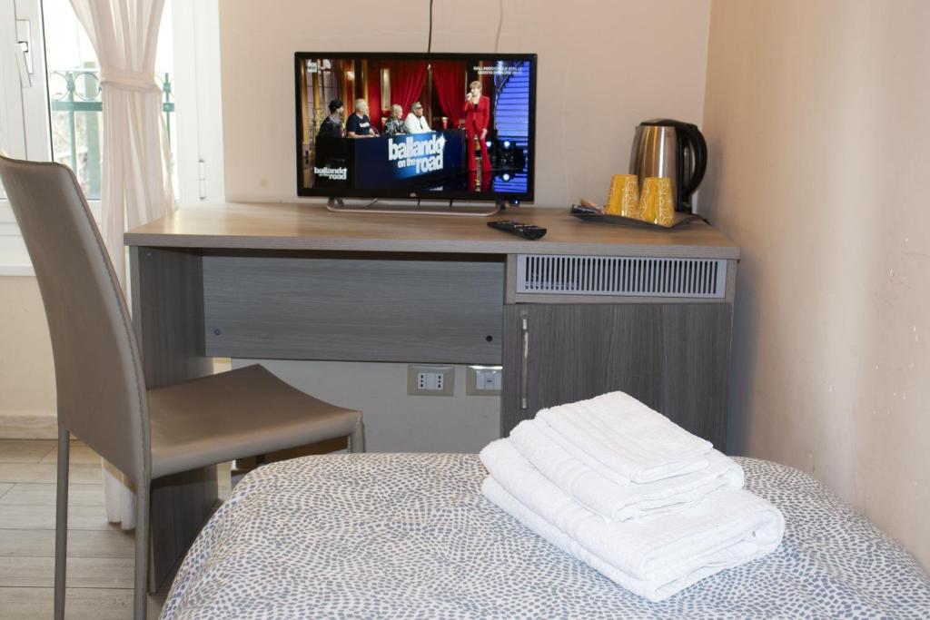 TV a/nebo společenská místnost v ubytování ALBERGO LOCANDA DIANA