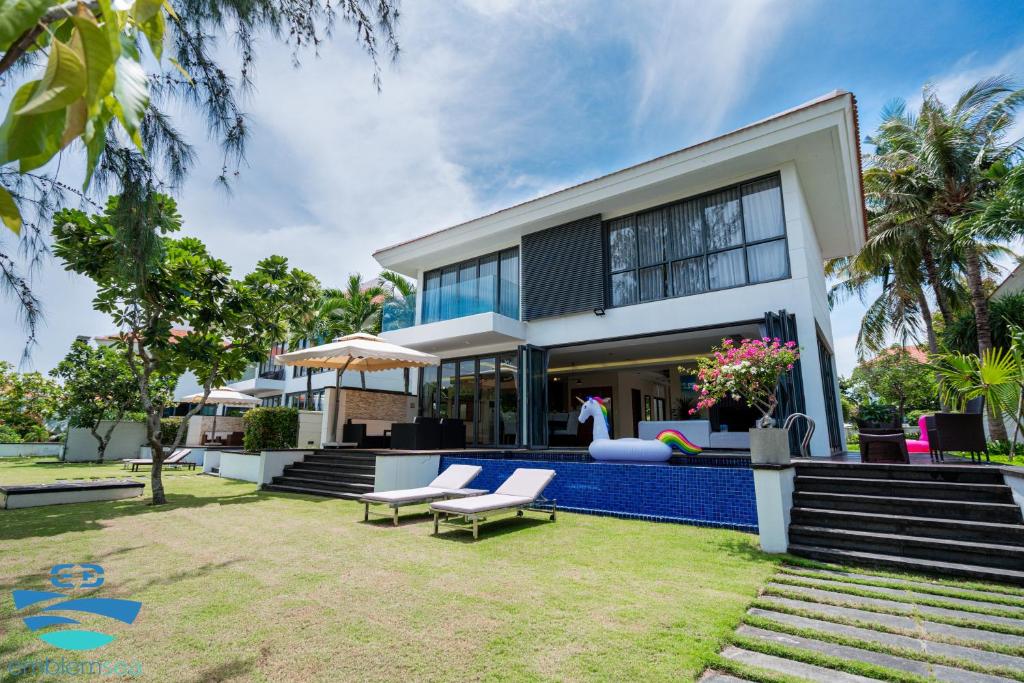 ダナンにあるAiry 3 bedroom in the Ocean Villas Da Nangのプール付きの家の外観