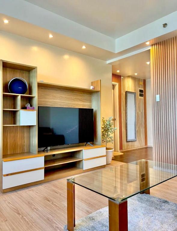 TV a/nebo společenská místnost v ubytování La Mirada Deluxe Suites with Oceanview